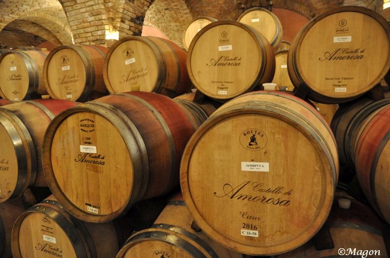 Castello Di Amorosa: бочки с вином 2016 года в подземном погребе